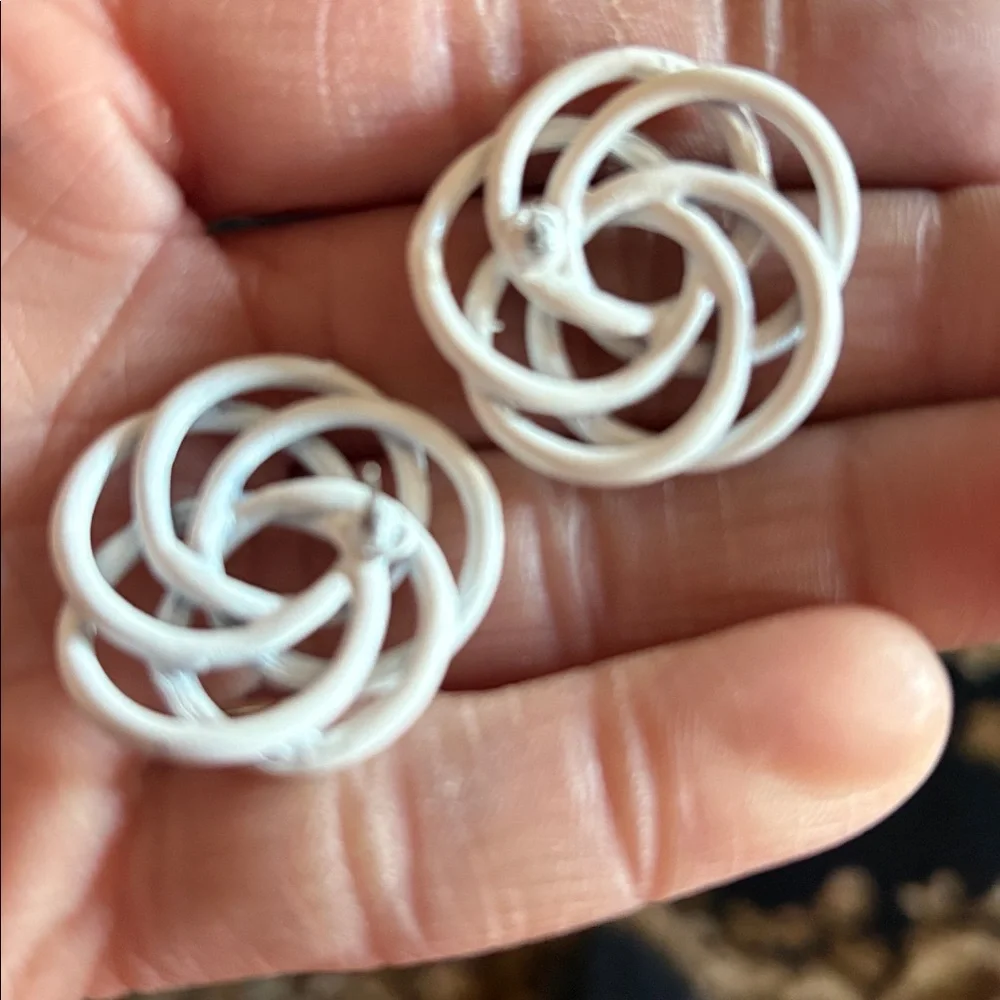 VINTAGE THICK WHITE WIRE MADE LARGE LOVE KNOT POST 1.2